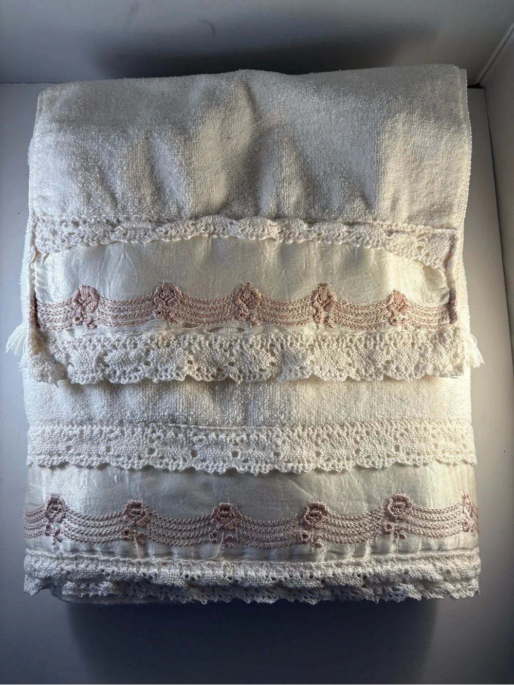 Vintage Avanti Towel Set 2 Piece Cream Pink Lace Satin Trim Cottagecore  1978